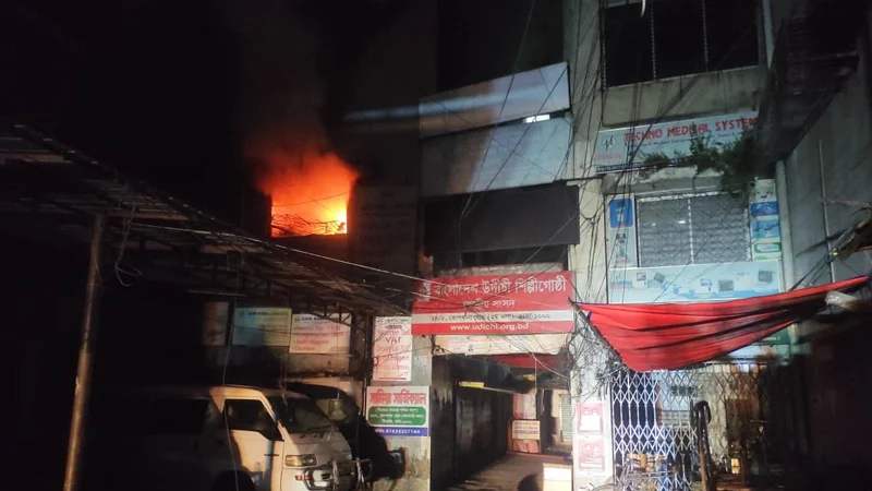 উদীচী কার্যালয়ে আগুন, নিয়ন্ত্রণে ৪ ইউনিট