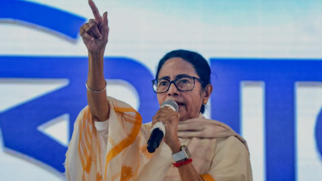 রান্নাঘরের সরঞ্জামকে অস্ত্র বানিয়ে নারীদের প্রস্তুত থাকতে বললেন মমতা