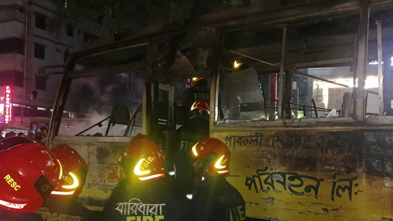 রাজধানীতে যাত্রীবাহী বাসে আগুন