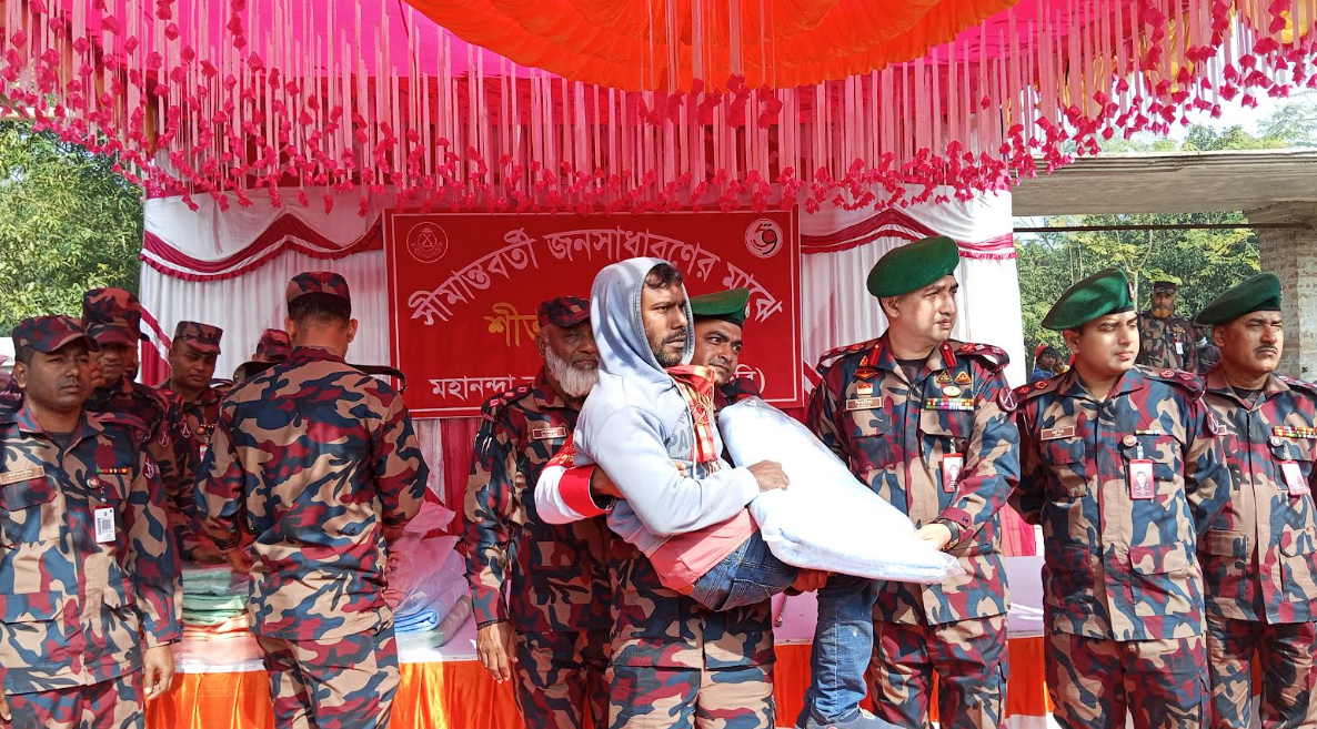 সীমান্তবর্তী শিবগঞ্জ উপজেলার কিরনগঞ্জ ঈদগাহ মঠে  শীতার্ত জনসাধারণের  মাঝে শীতবস্ত্র বিতরণ