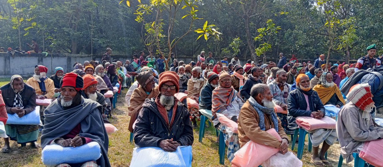 সীমান্তবর্তী শিবগঞ্জ উপজেলার কিরনগঞ্জ ঈদগাহ মঠে  শীতার্ত জনসাধারণের  মাঝে শীতবস্ত্র    বিতরণ