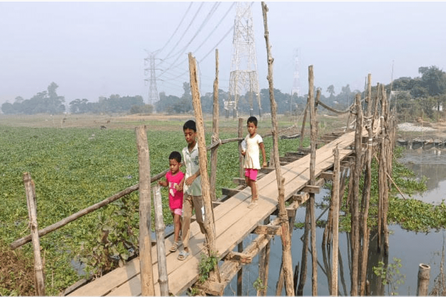 ঝুঁকিপূর্ণ সাঁকোয় যাতায়াত গজারিয়ার চরাঞ্চলে স্থায়ী সেতুর দাবি