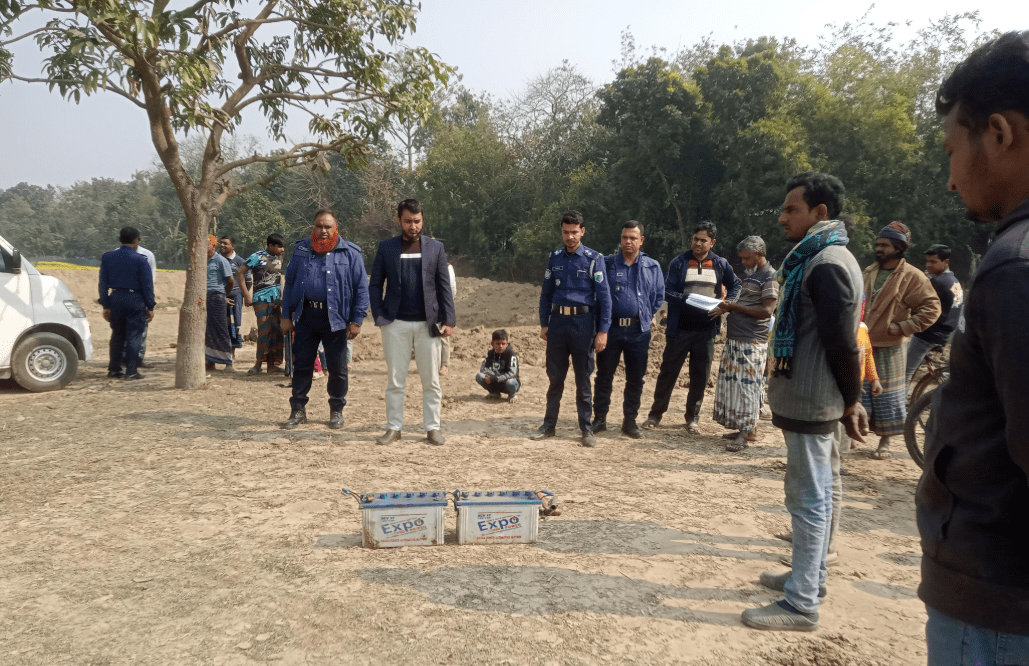 চাঁপাইনবাবগঞ্জে নদীপাড়ের কৃষিজমি অবৈধভাবে জমির মাটি কাটায় ১লাখ টাকা জরিমানা