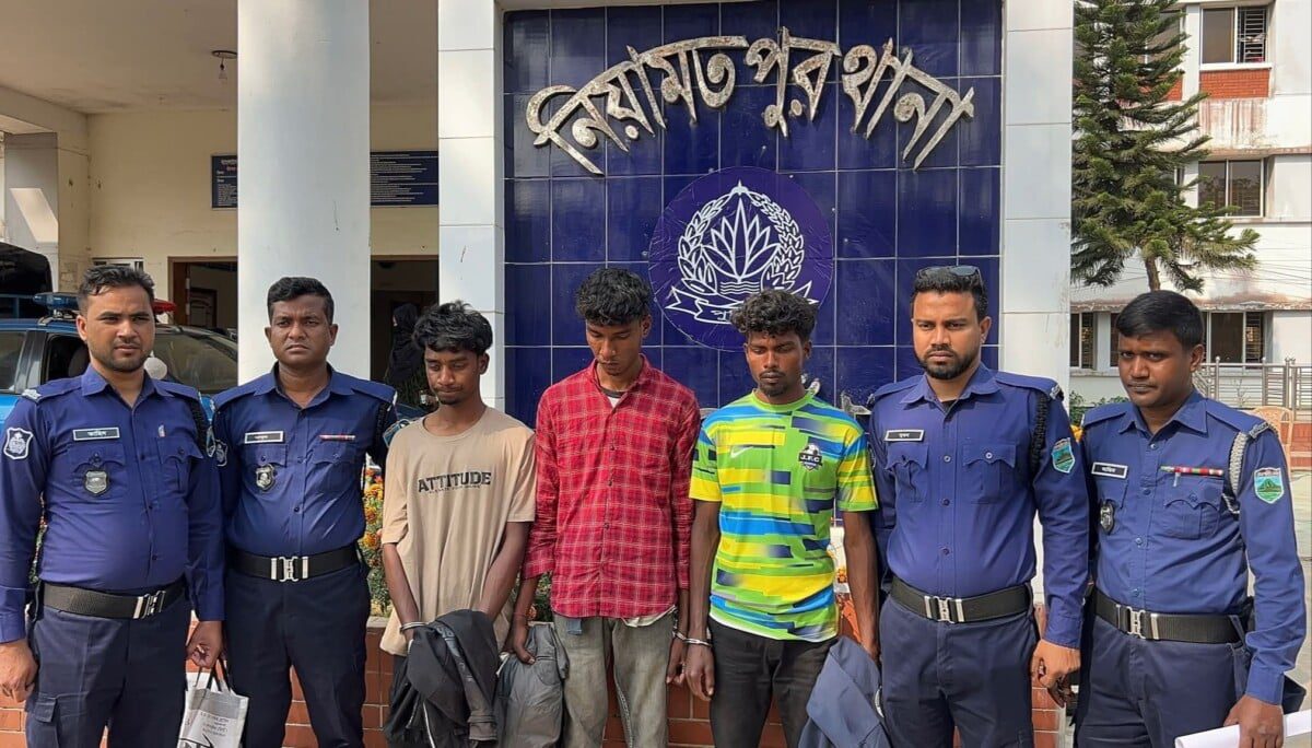নওগাঁর নিয়ামতপুরে বিয়েবাড়ি থেকে তরুণীকে ডেকে নিয়ে সংঘবদ্ধ ধর্ষণের অভিযোগ, নারী ও শিশু নির্যাতন আইনে মামলা—৩ জন গ্রেফতার।