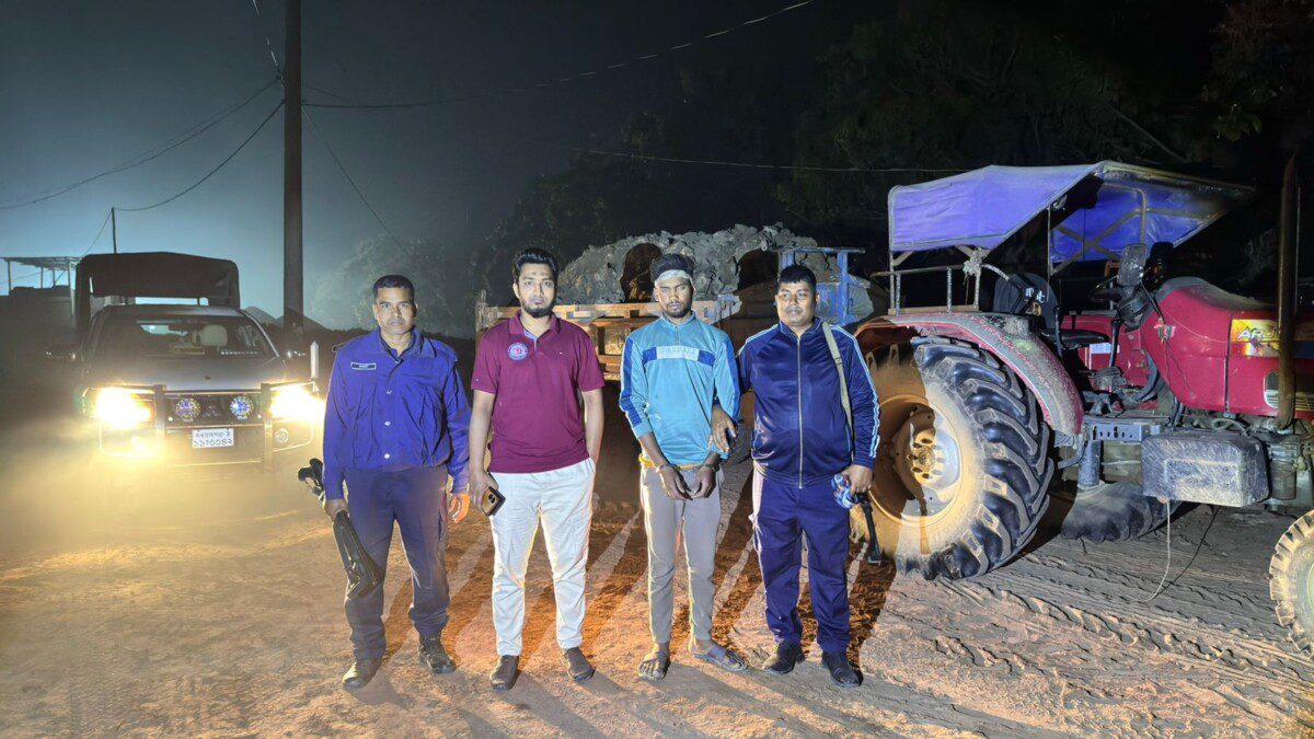 চাঁপাইনবাবগঞ্জে অবৈধ মাটি কাটাই প্রশাসনের অভিযান