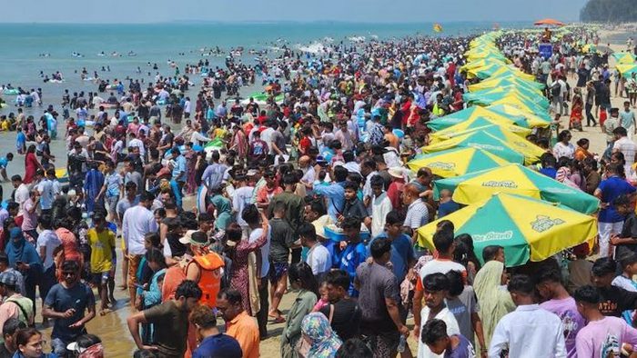 পর্যটকদের পদচারণায় মুখর কক্সবাজার সমুদ্র সৈকত